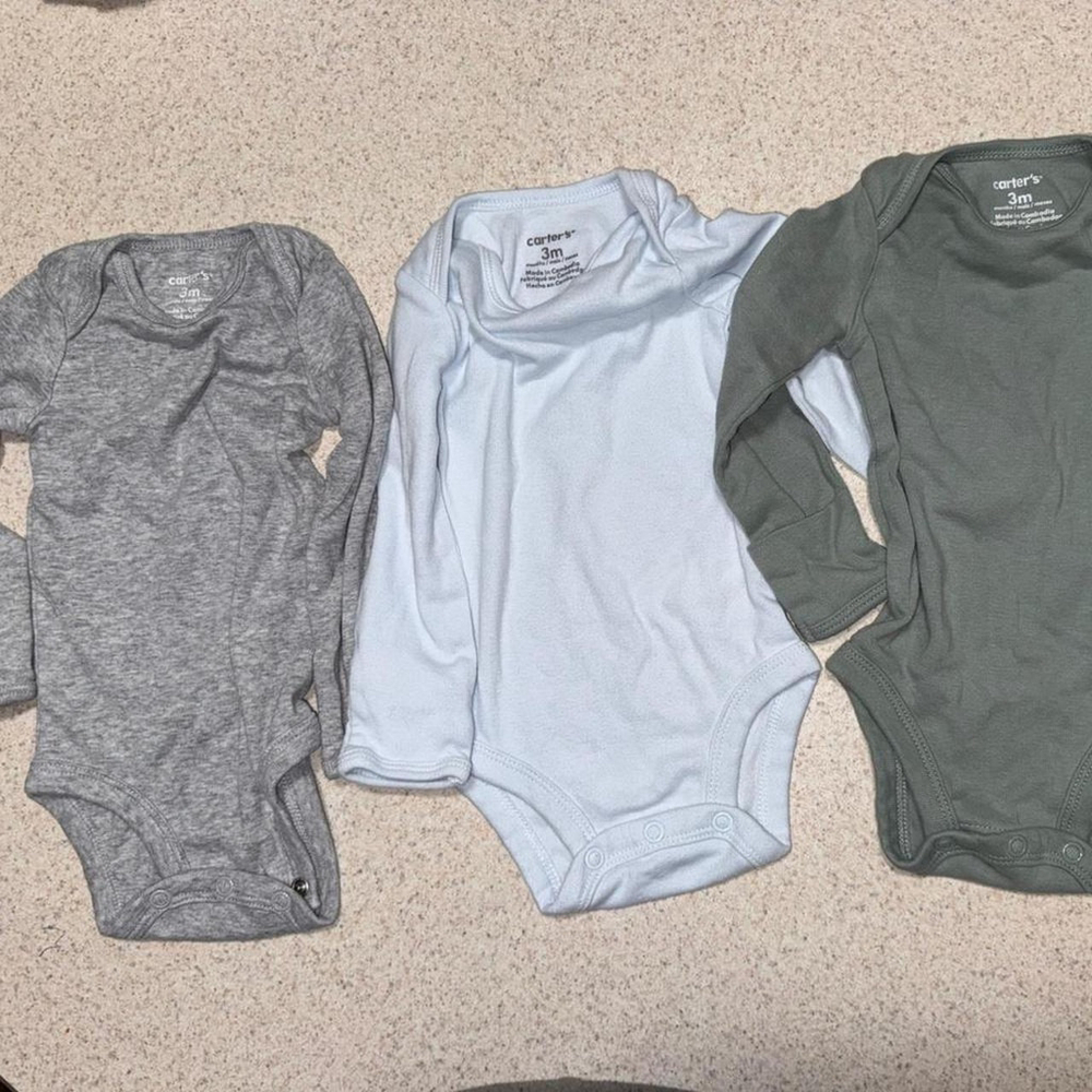 Carter 3 pack of baby long sleeve onesies in blue, grey and green

Used once